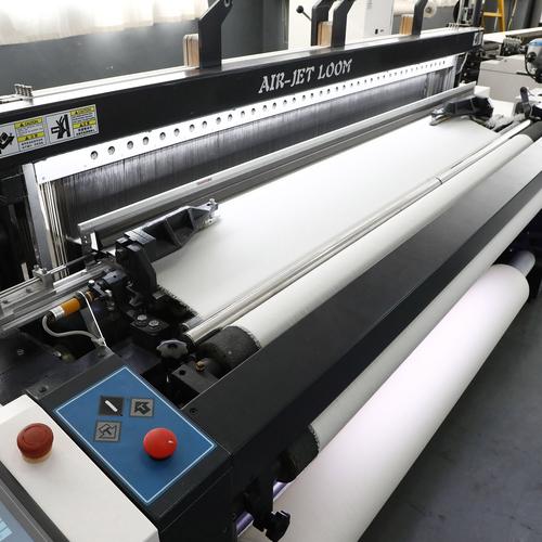 鼠标在办公桌上使用场景