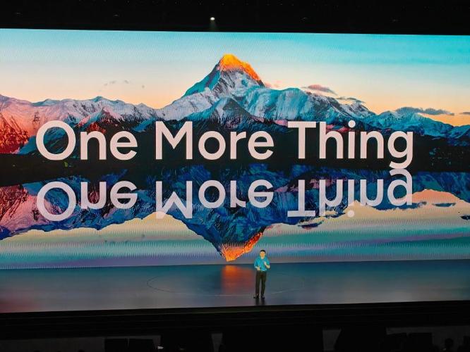 黑色无线鼠标在桌面上展示设计细节