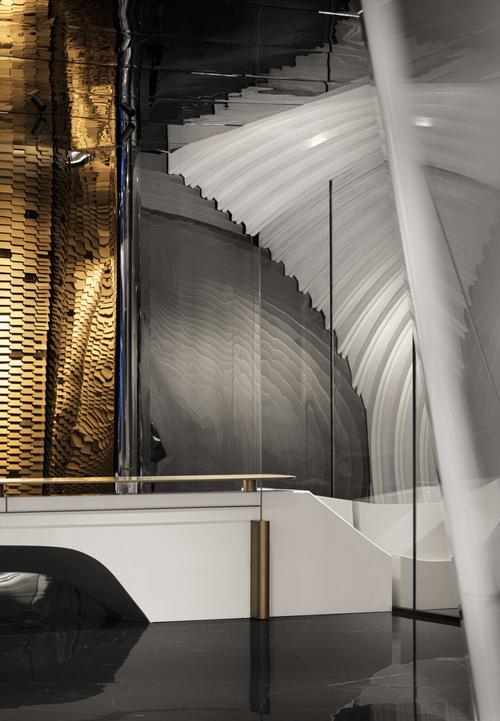 键盘细节图,显示键帽材质和高度调节支脚