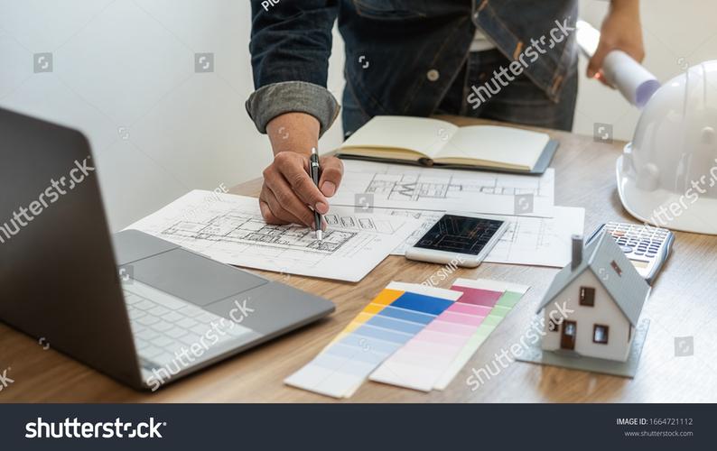 设计师在工作站选择显示器