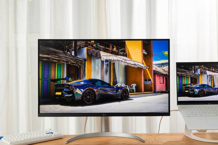 设计师在显示器前进行色彩校准