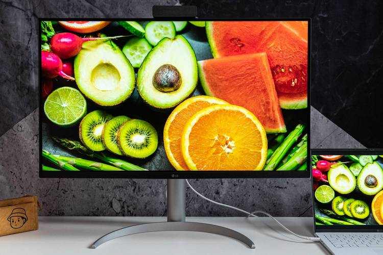 商务人士在办公室使用多显示器