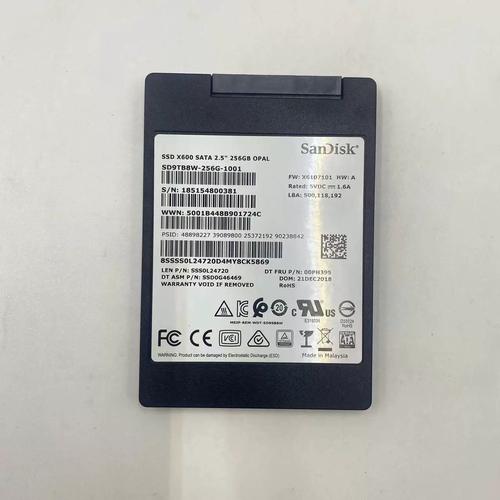 电脑硬件组件排列展示