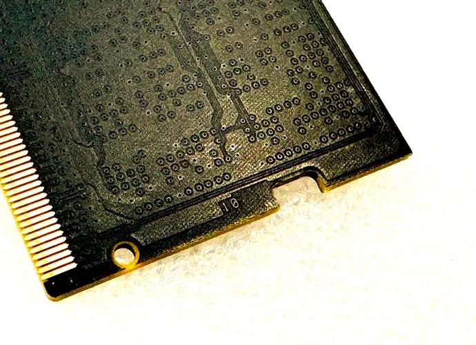 内存散热片和 RGB 灯效特写