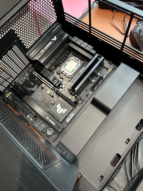 显卡散热风扇和热管细节,展示冷却设计