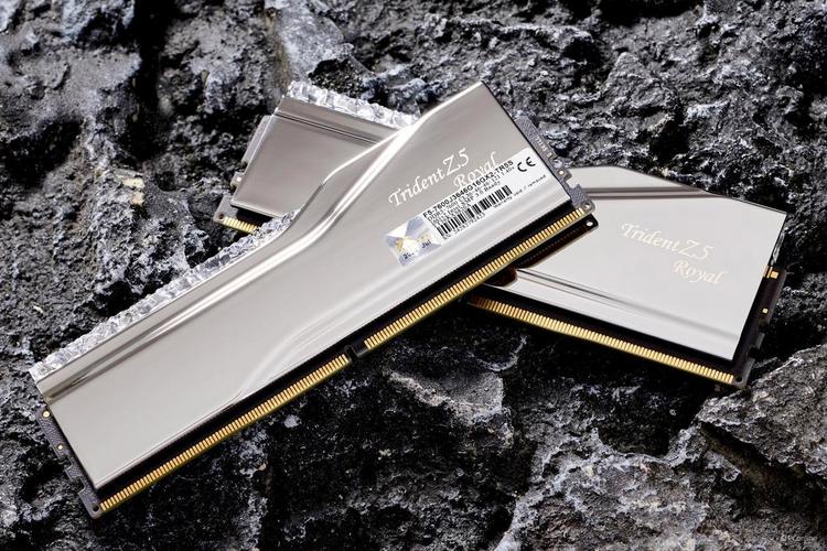 电脑主板上的内存插槽特写