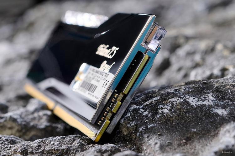 电脑运行游戏或测试软件时的屏幕画面