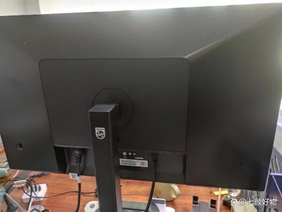 显示器在家庭办公室中使用