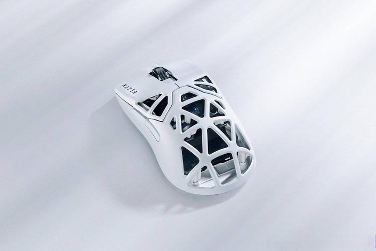 白色有线鼠标在桌面上，展示对称设计和灯光效果