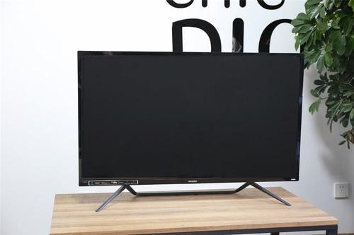 黑色大尺寸显示器正面视图