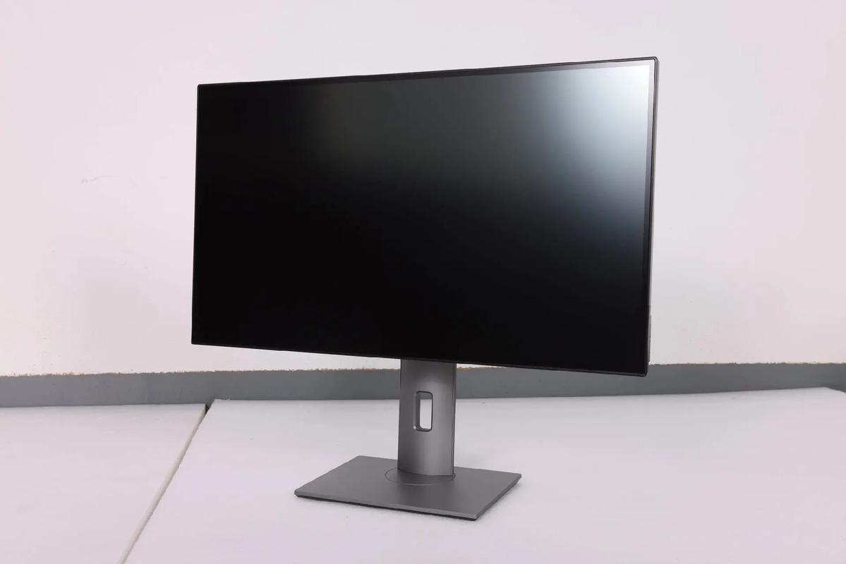 办公场景下的显示器使用