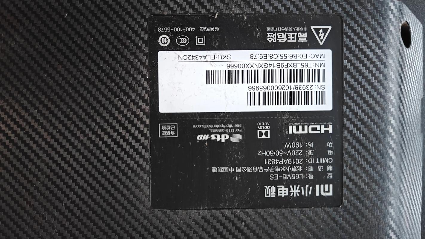 电脑外设桌面，展示鼠标和键盘