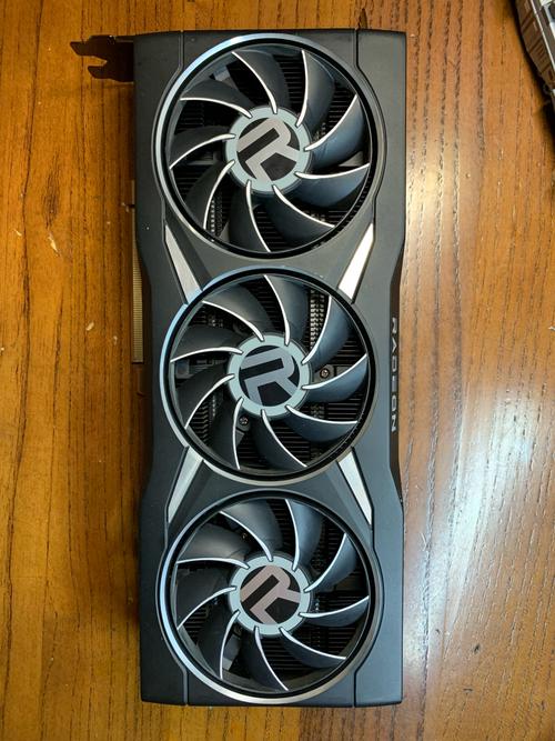 电脑硬件细节图,展示芯片和电路板