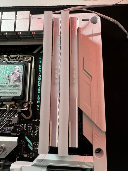 电脑主板上的内存插槽特写