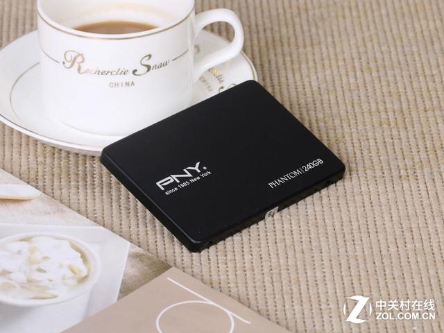 SSD外观展示,纤薄设计
