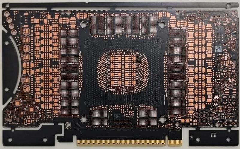 黑色内存条在主板插槽中的特写