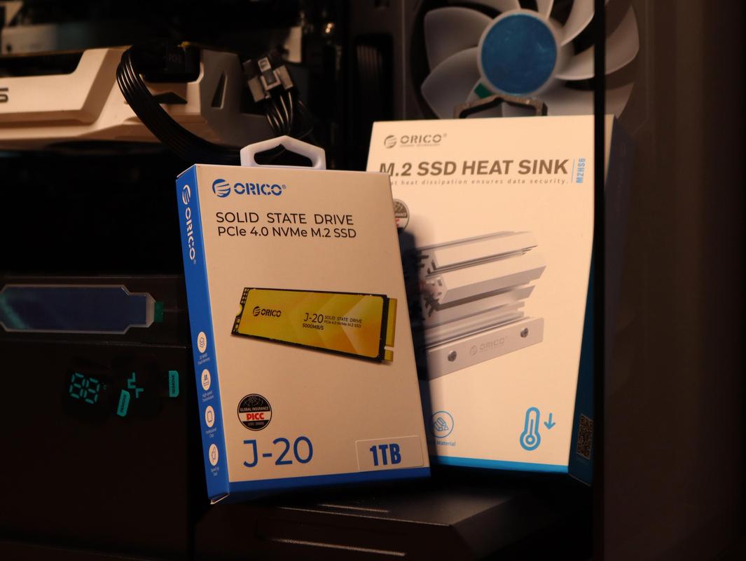 消费者在电脑前购物选择硬件