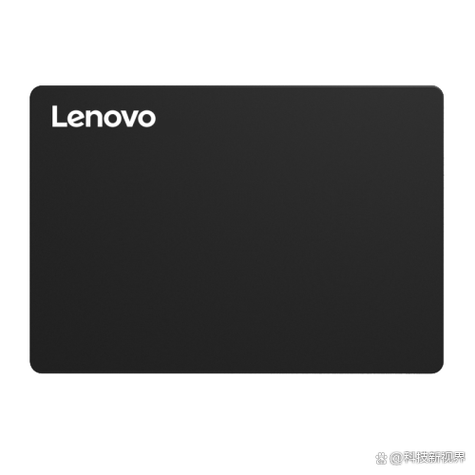 多个固态硬盘并排展示，突出尺寸对比