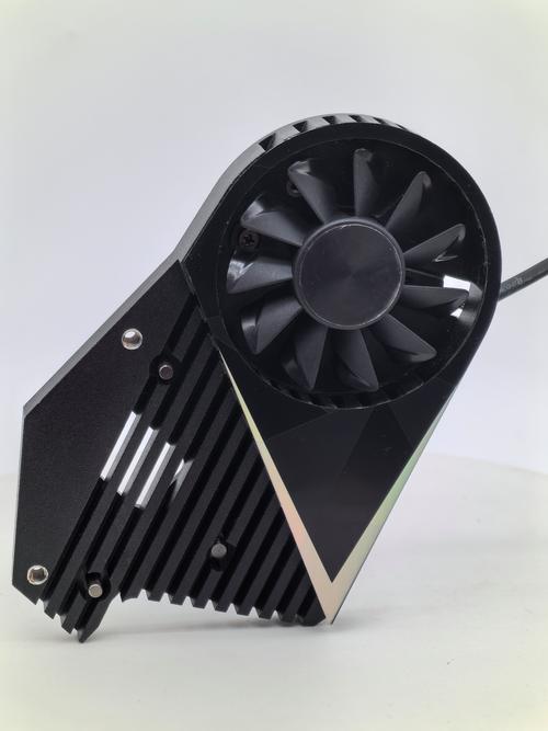 显卡风扇与散热鳍片特写