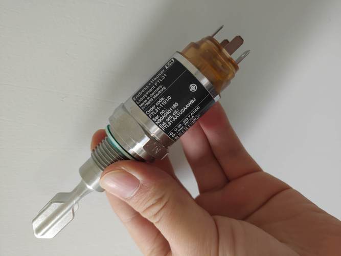 无线接收器与USB接口展示