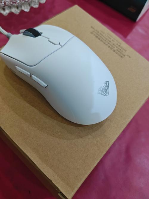 电脑硬件规格对比示意图