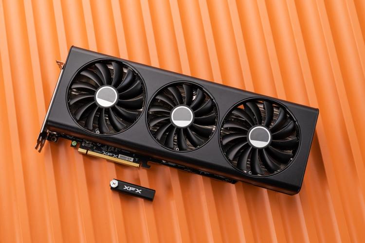 显卡芯片与电路板特写,展示核心组件