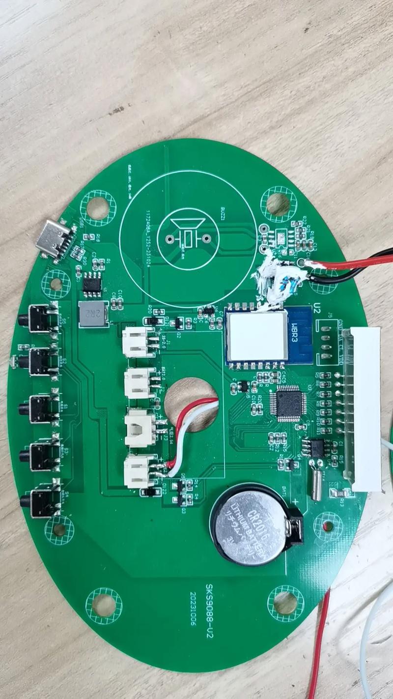 消费者在电脑前选择产品