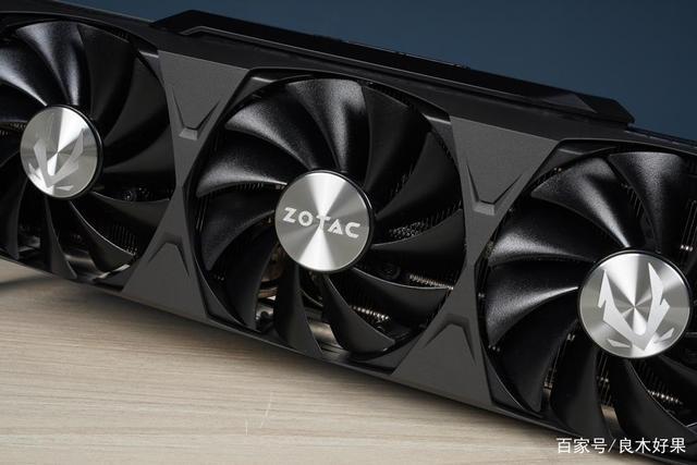 用户安装显卡过程，强调兼容性检查