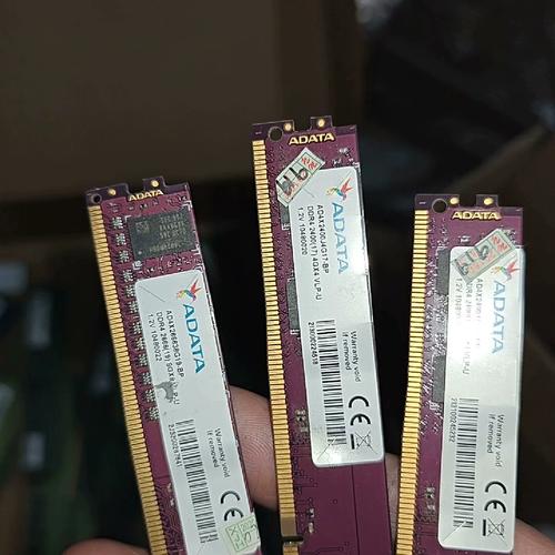 台式机内存条特写，展示PCB和金手指细节