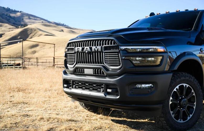 玩家在电脑前选择硬件，象征选购决策