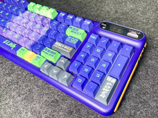 紧凑键盘布局在桌面上的整体视图