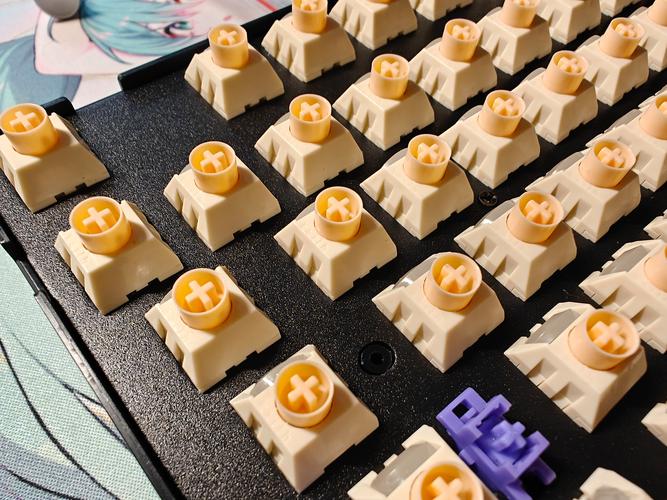 机械键盘轴体特写，展示热插拔设计