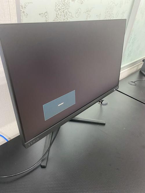 黑色电竞显示器外观,展示简约设计和多角度调节