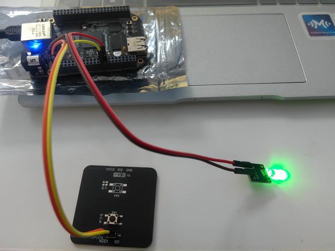 商务人士使用多接口显示器办公