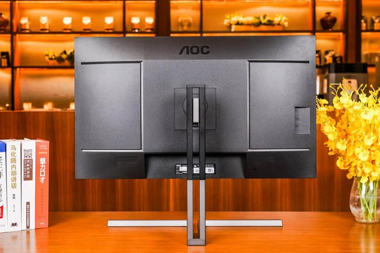 专业设计工作场景中的显示器使用