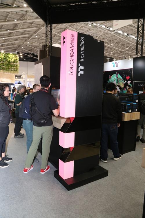 电脑装机组件展示，包括内存、主板等