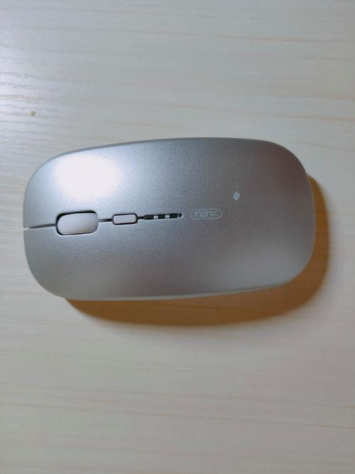 鼠标在办公桌面上的使用场景