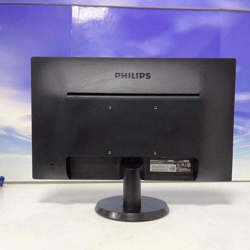 黑色办公显示器在桌面上