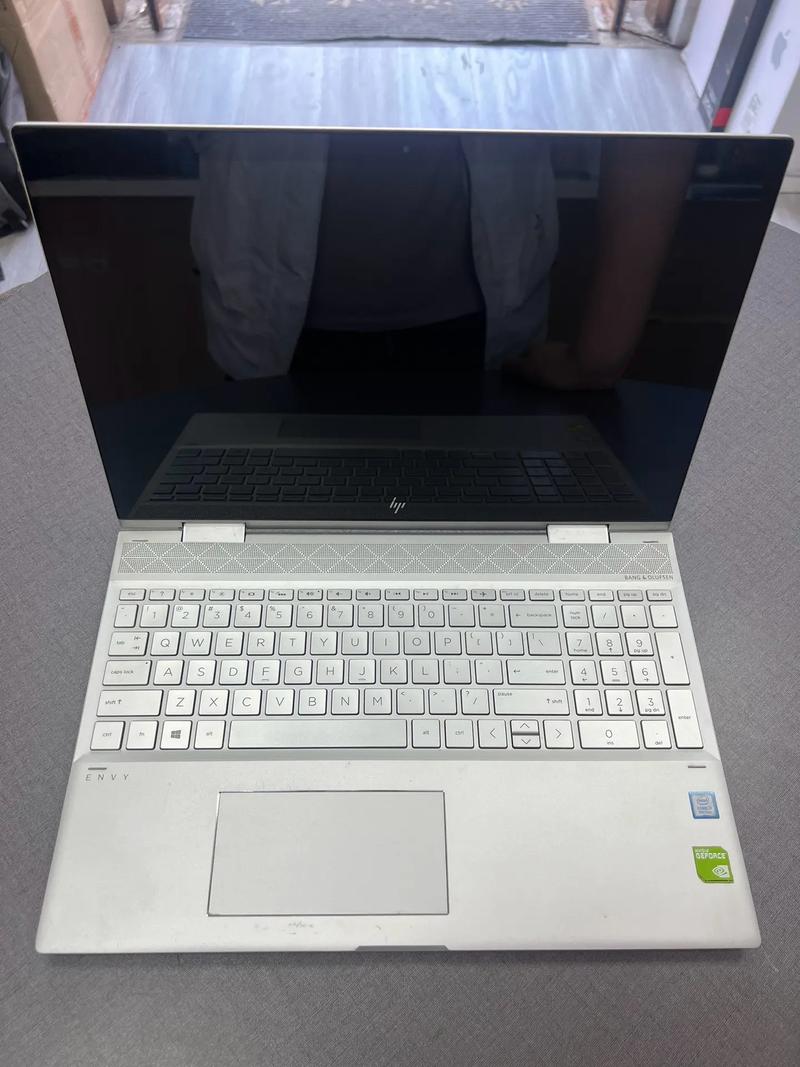 鼠标在办公桌上使用