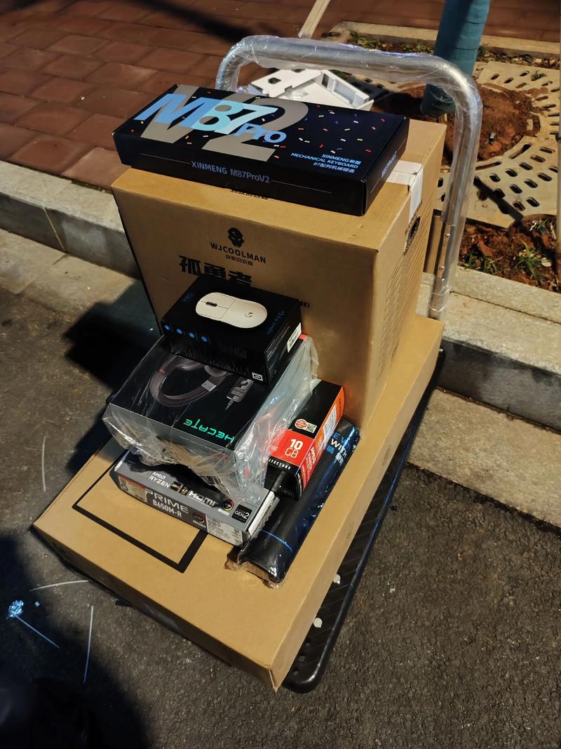 键盘电池和充电接口展示