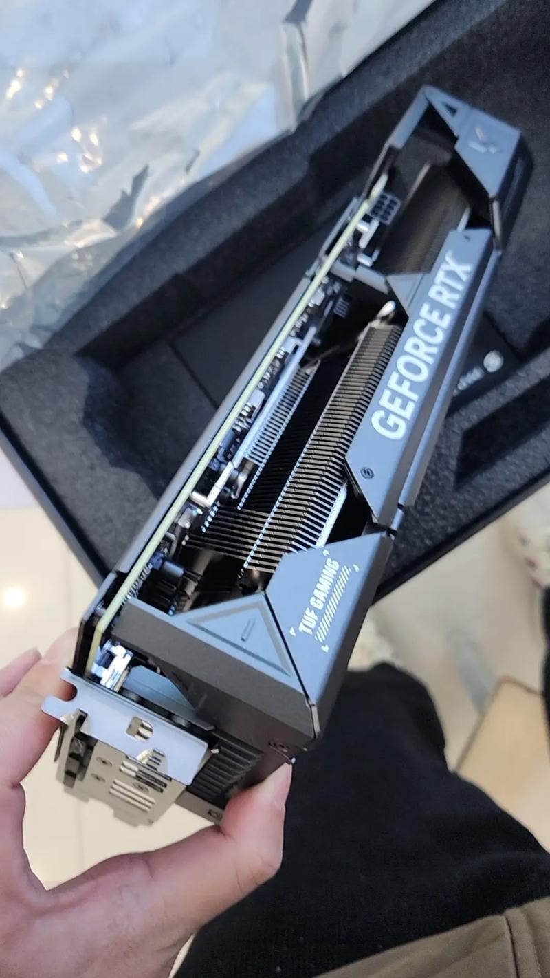 显卡硬件规格对比示意图