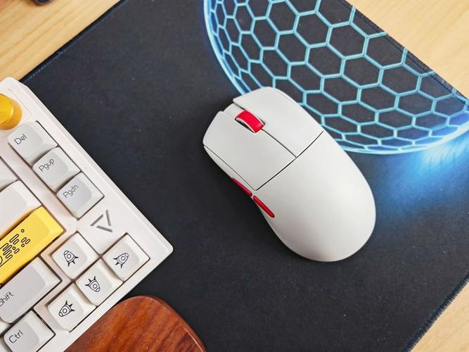 贝戋马户贱驴112发光游戏键鼠套装评测:149元RGB电竞入门神器