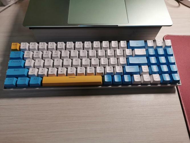 虹龙K688有线RGB机械键盘评测：紧凑78键设计，青轴手感与RGB背光的性价比之选