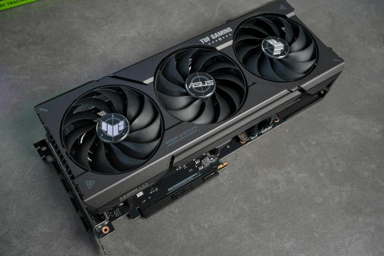 华硕TUF RTX 4070 vs 华硕EAH 6770 深度对比：跨越十年的显卡对决