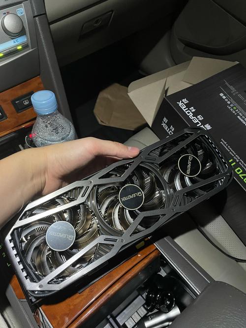 办公电脑多屏显示工作场景