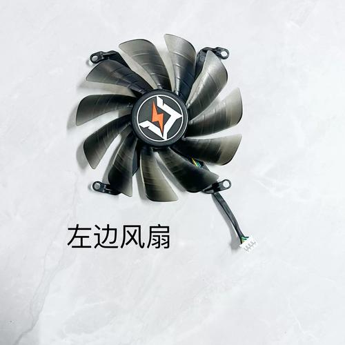 玩家在电脑前进行游戏