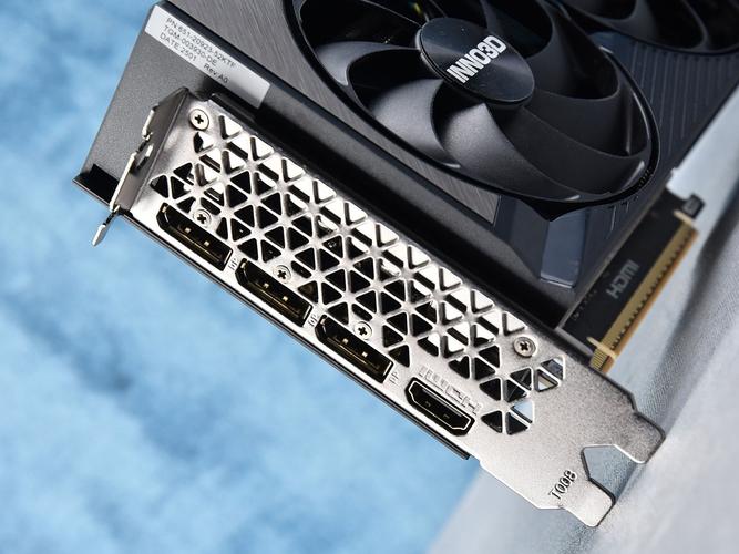 玩家使用高性能游戏电脑