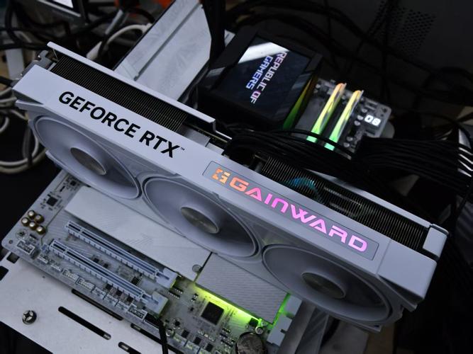 耕升RTX 5070 Ti 踏雪OC vs 迪兰R7 360 超能 2G V2 深度对比