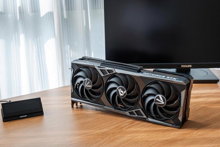 技术人员组装或维护台式电脑