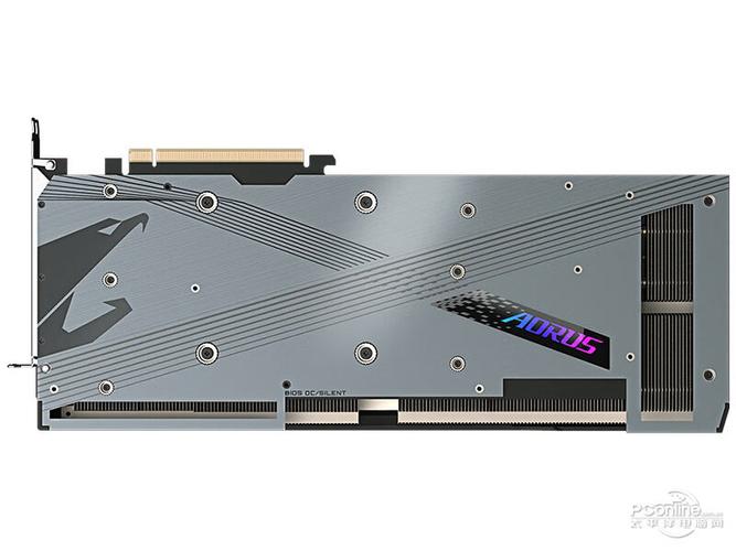 电竞玩家使用高性能电脑